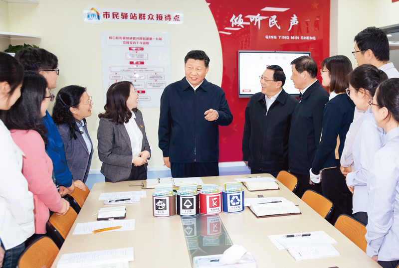 2018年11月6日至7日,中共中央总书记、国家主席、中央军委主席习近平在上海考察。这是6日上午,习近平在虹口区市民驿站嘉兴路街道第一分站,同几位正在交流社区推广垃圾分类的做法的年轻人亲切交谈。 新华社记者 李涛/摄